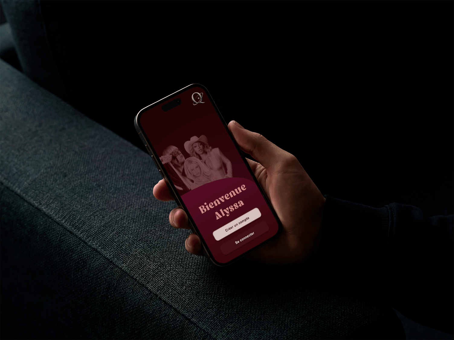 Telephone dans un main avec comme visuel la page d'accueil de SoundRap